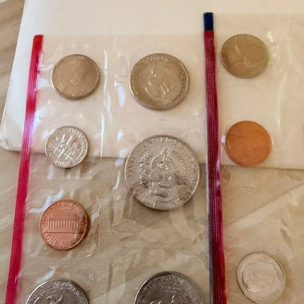 1981 P&D Uncirculated US Coin Set in Original Mint Packaging Genventro